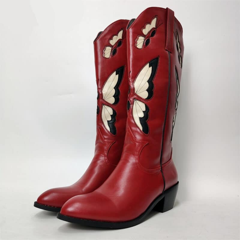 Photo d'une paire de bottes de cowboy rouge avec un motif de papillon