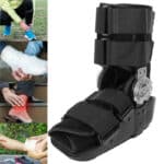 Botte de marche orthopédique noire sur la droite et 4 photos de personnes qui se font mal à la cheville sur la gauche.
