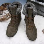 Paire de bottes kaki fourrées sur de la neige
