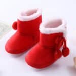 Jolis chaussons rouges et blancs avec pompons rouges. Inspiration Noël