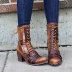 bottes vintage en cuir PU marron porté avec un jean
