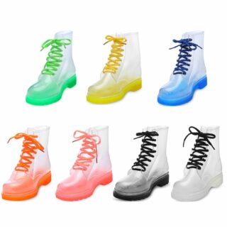 Une chaussure de chaque paire de couleur différente du même modèle de bottes de pluie à plateforme à la mode pour femme , présentées sur fond blanc