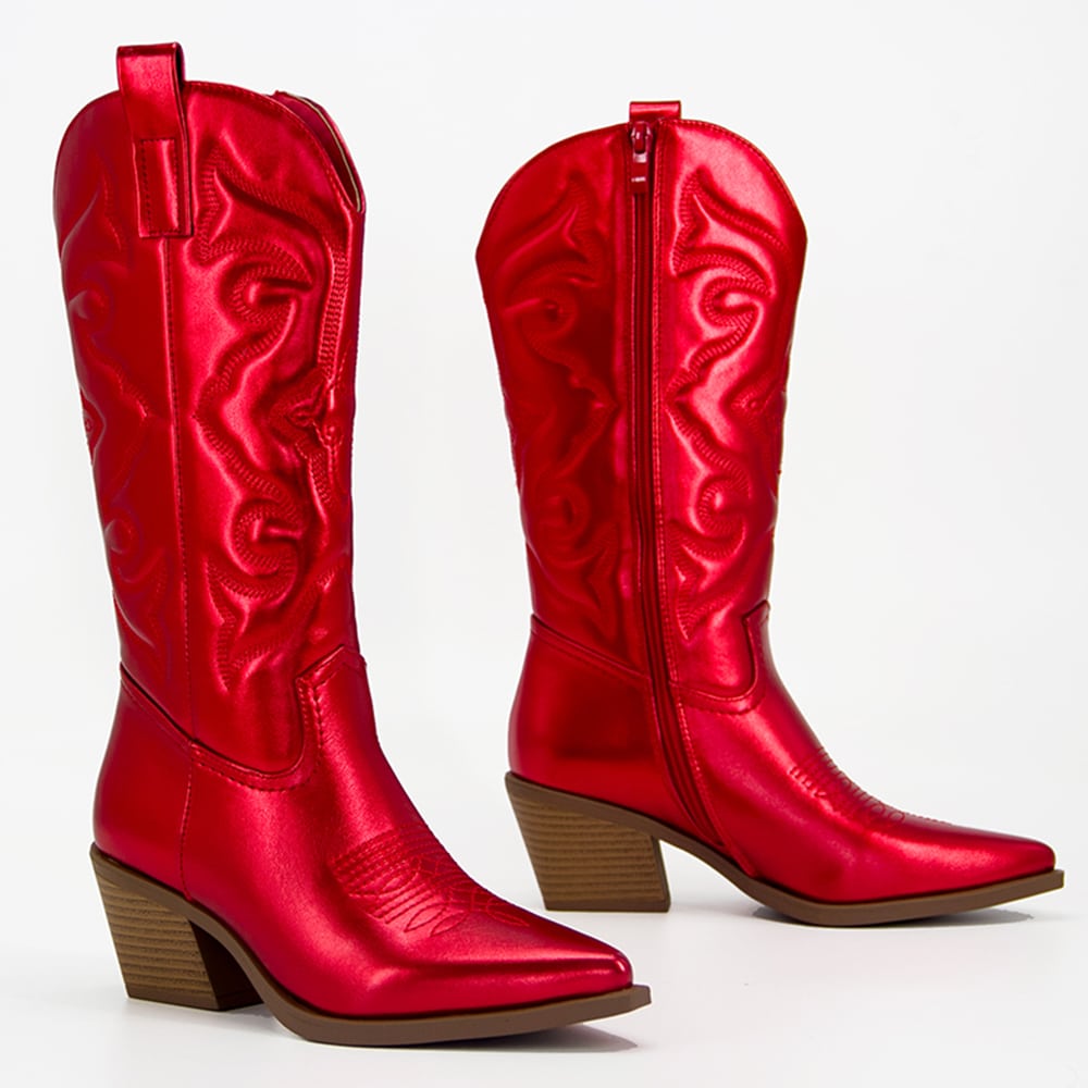 paire de bottes cowboy rouges pour femme en cuir et brodées, présentées sur fond blanc