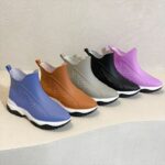 Plusieurs bottes mise côté à côte , une seule chaussure pour chaque couleur , 5 couleurs différentes : bleu, marron, gris, noir, violet