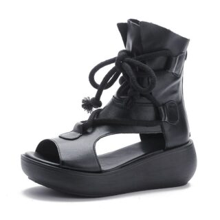 Bottes sandales en cuir véritable avec semelle compensée pour femme, la chaussure est noire et présentée sur fond blanc