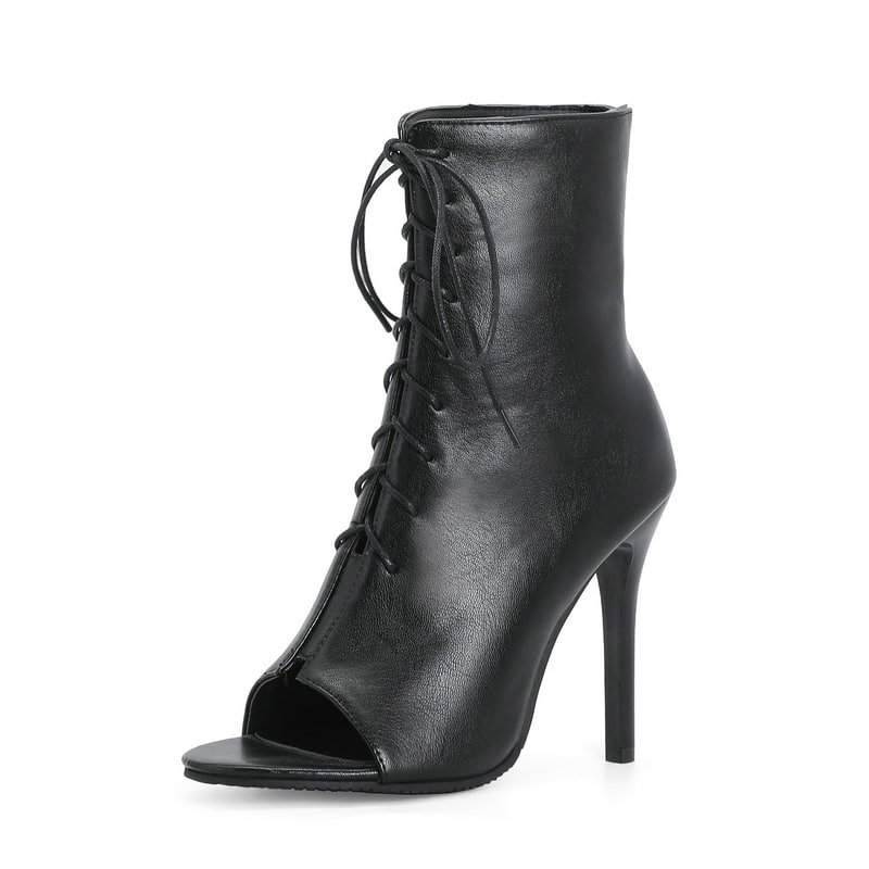 Sandales bottes noires à talons hauts et lacets pour femme présentée avec une seule chaussure sur un fond blanc