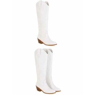 Bottes blanches style santiags avec la semelle et le talon plus foncés, présentées par trois sur fond blanc. En haut, une botte de trois-quarts vers la droite ; en bas deux bottes de trois-quarts vers la droite, l'une légèrement cachée par l'autre.