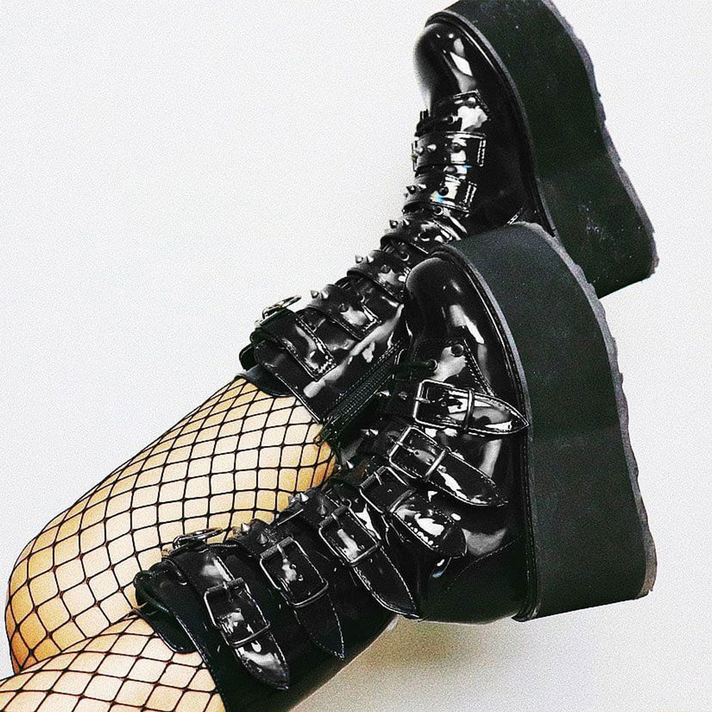Bottes gothiques en vernis noir à plateforme épaisse