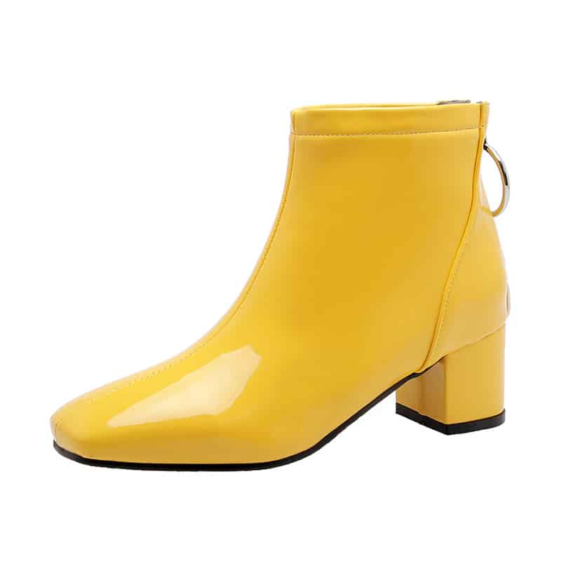 Bottes jaunes en cuir verni à talons hauts