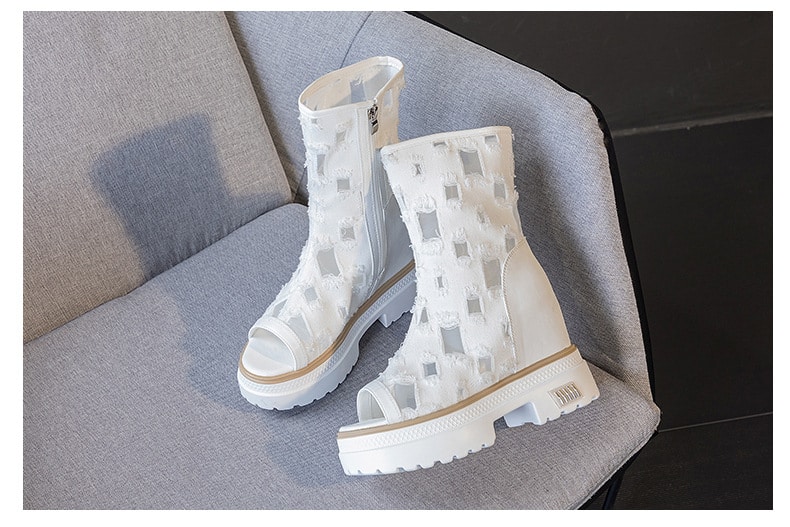 Bottes d'été basses blanches en dentelle fine avec motif carrée et semelle compensée