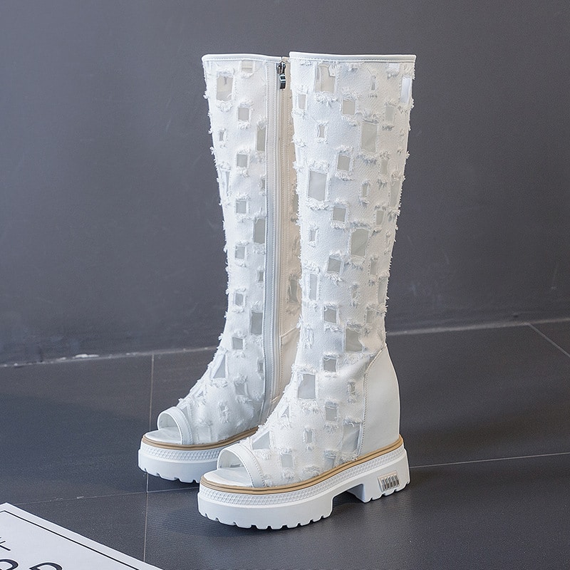 Bottes d'été hautes blanches en dentelle fine avec motif carrée et semelle compensée