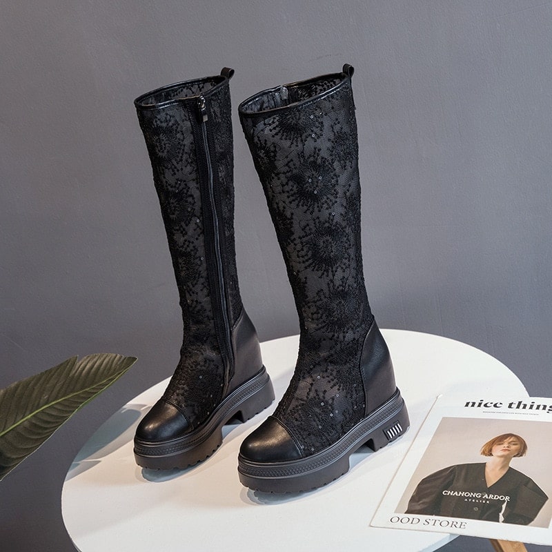 Bottes d'été hautes noires en maille dentelle avec motif fleurs et semelle compensée
