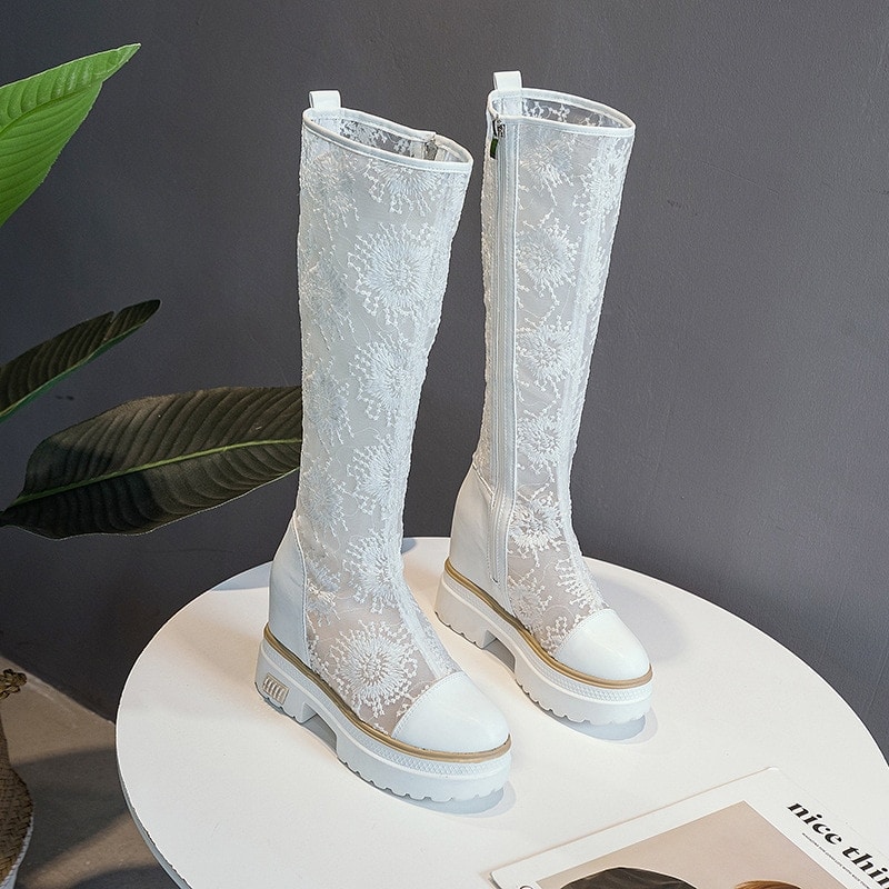 Bottes d'été hautes blanches en maille dentelle avec motif fleurs et semelle compensée
